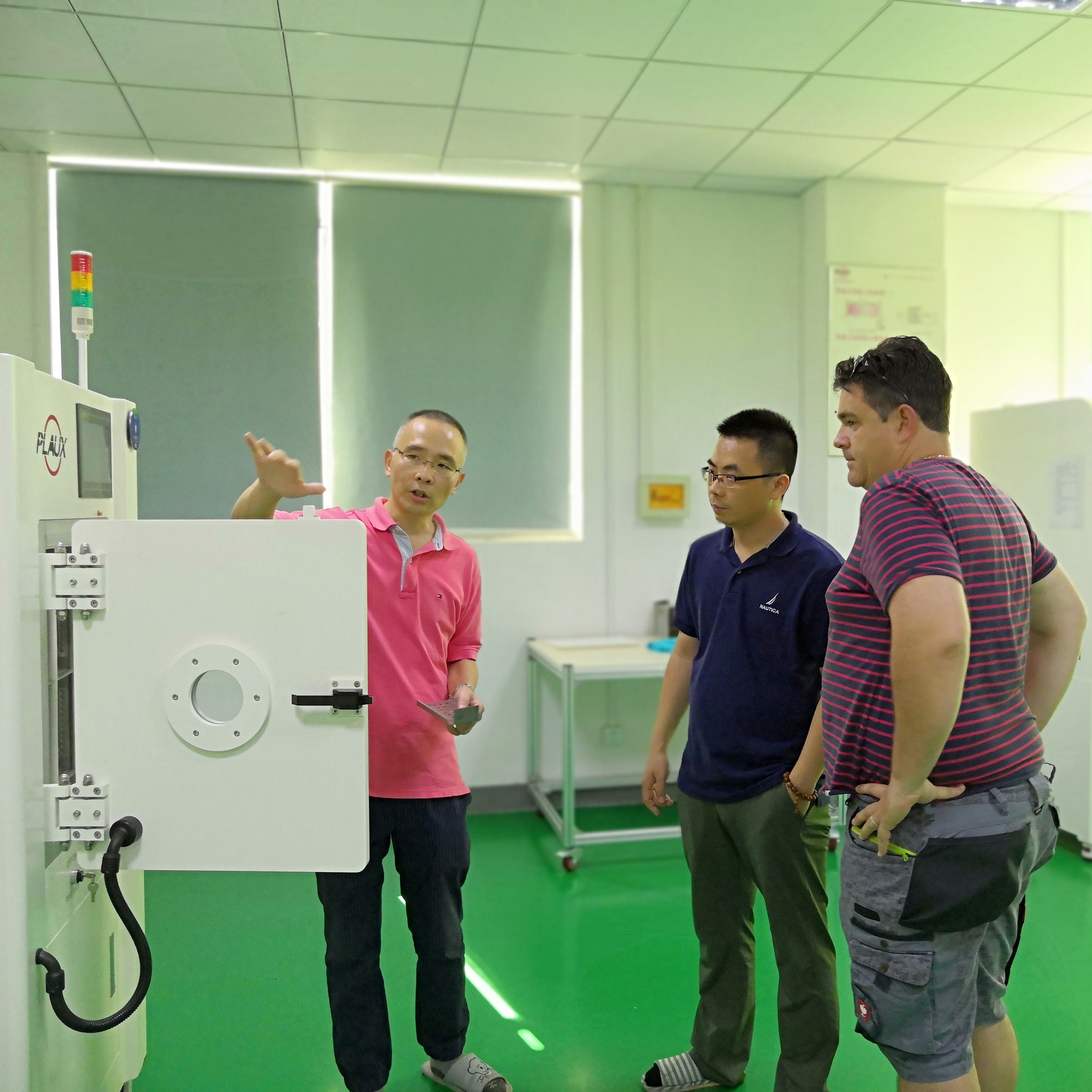 郭總親自為Peter De Jongh講解操作黄瓜视频污在线观看機應用