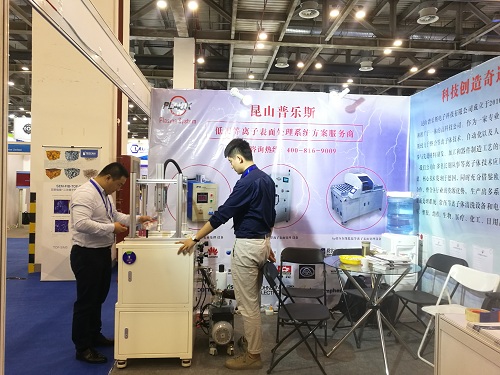 黄瓜视频下载APP视频技術人員與銷售人員在展會現場等離子客人的到來